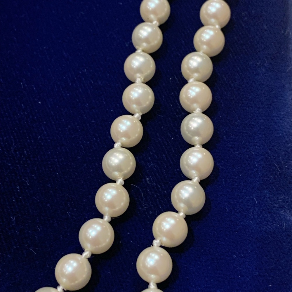 Faux Pearls Necklace - Picture 4 of 4